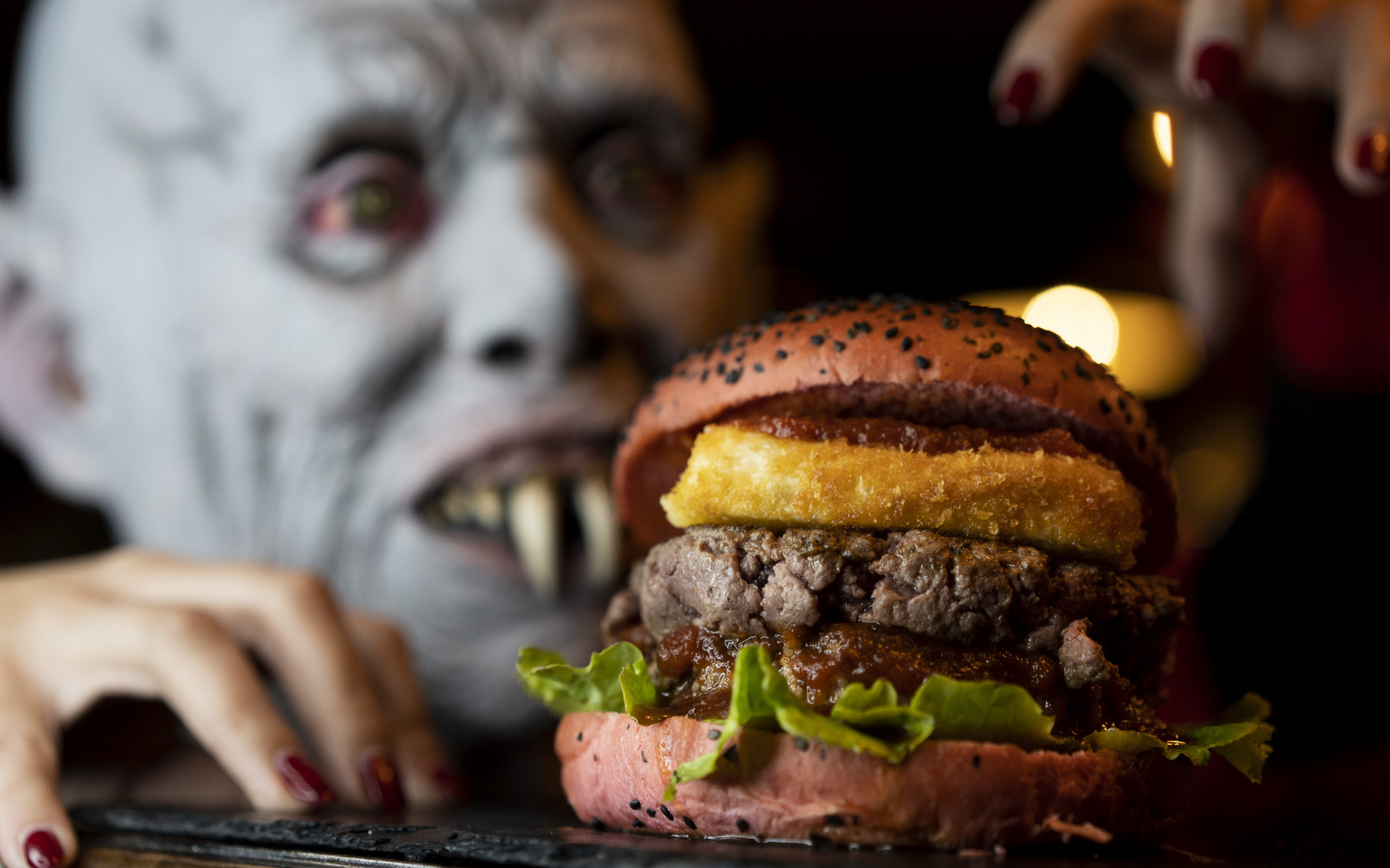 Comer hamburguesas en Halloween